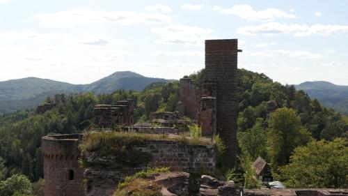 Burgmassiv Alt-Dahn